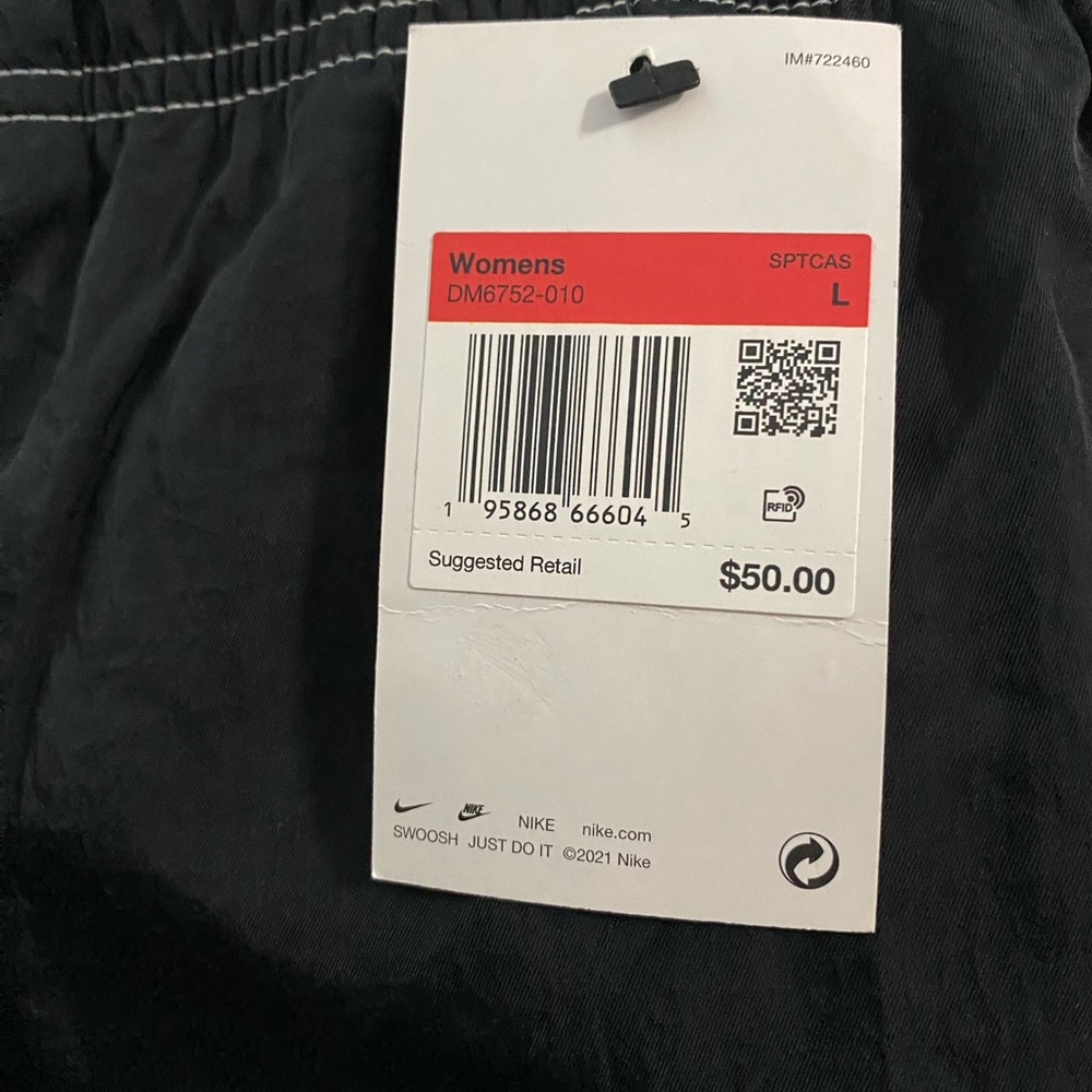 🌸- NWT Women’s Nike Loose Fit High Rise Black Shorts - Picture 6 of 6